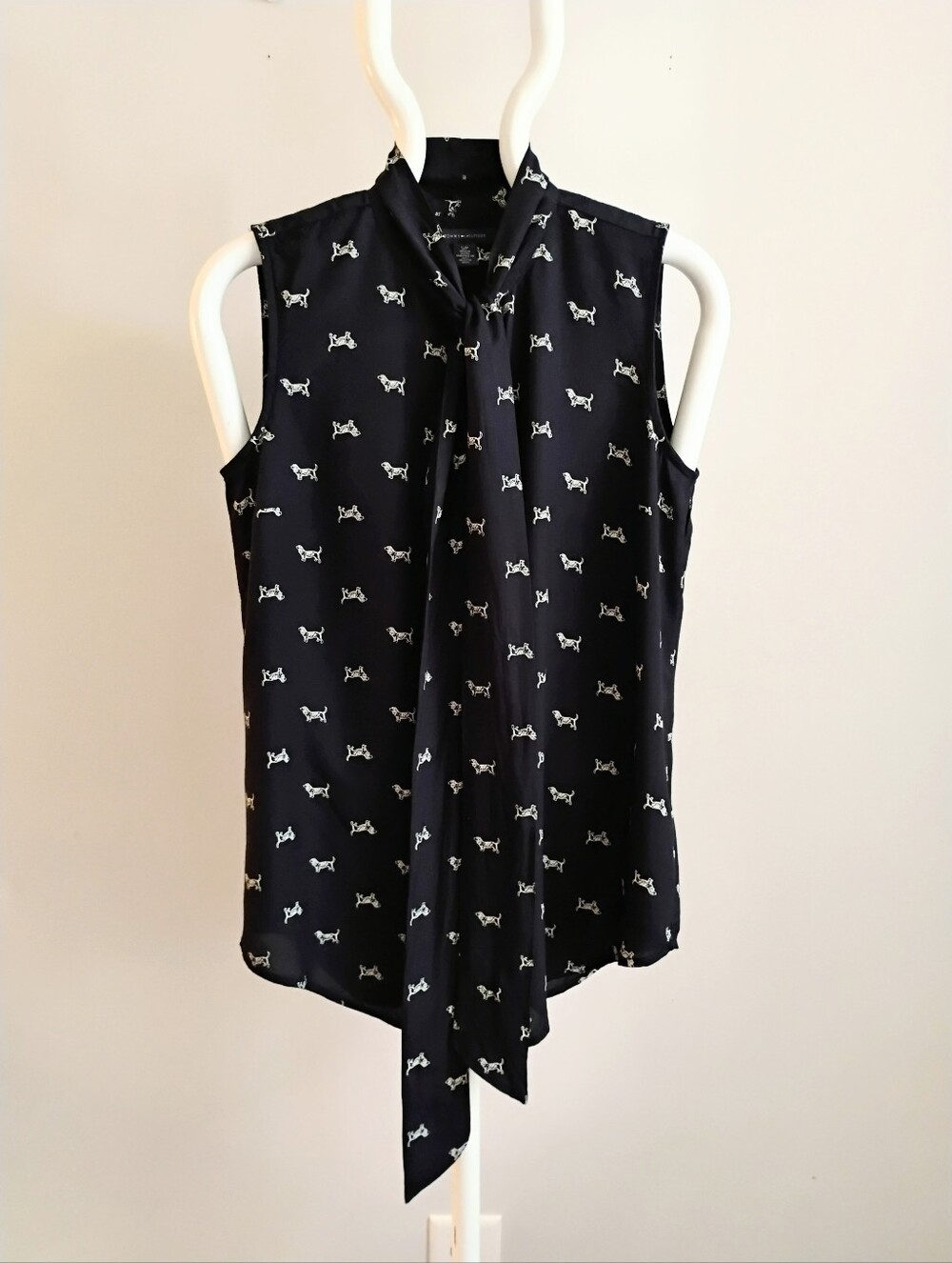 Tommy Hilfiger Sleeveless Dog Print Tie Neck Button Up Shirt | Women's Small